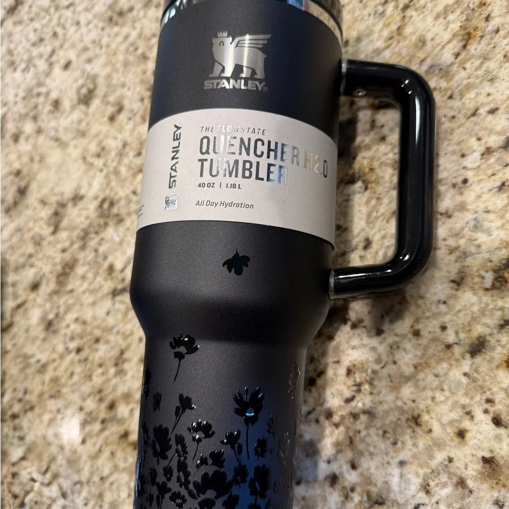 Stanley JENNIE THE FLOWSTATE QUENCHER H2.0 Tumbler Black Floral 40oz - Picture 1 of 4